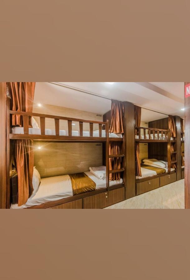 Awesome Dormitory Male Only Mumbai Exterior photo