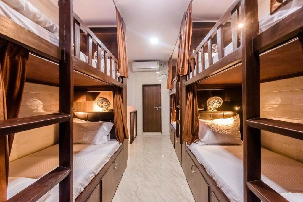 Awesome Dormitory Male Only Mumbai Exterior photo
